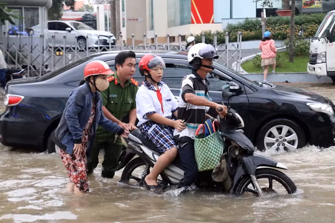 Cảnh sát khu vực có mặt tại điểm ngập sâu từ lúc 5h30 sáng để giúp người dân