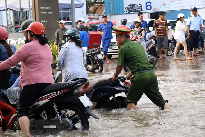 Lực lượng Công an quận Ninh Kiều, Cảnh sát giao thông Công an TP Cần Thơ có mặt tại các ngã tư, điểm ngập sâu để hỗ trợ người dân