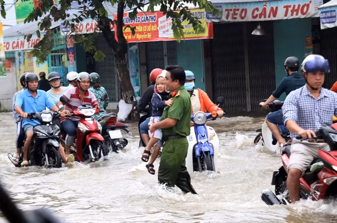 Cháu bé được Công an đưa đến điểm cao, an toàn khi xe của một phụ huynh bị chết máy