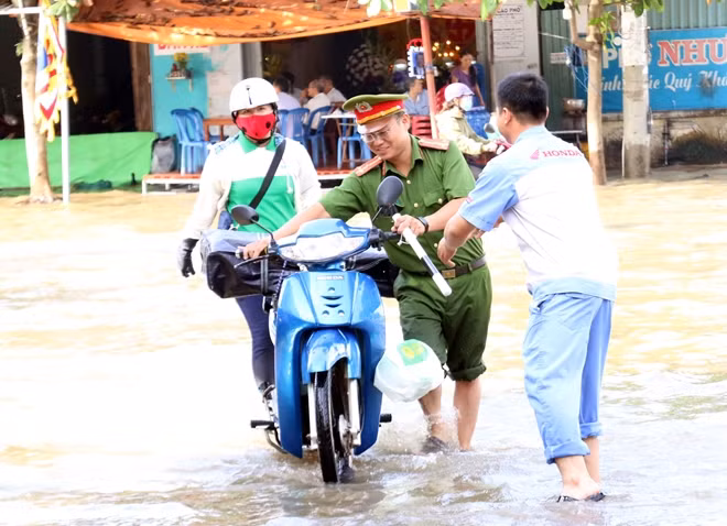 Ấm áp nghĩa tình người Cần Thơ trong cơn triều cường lịch sử.