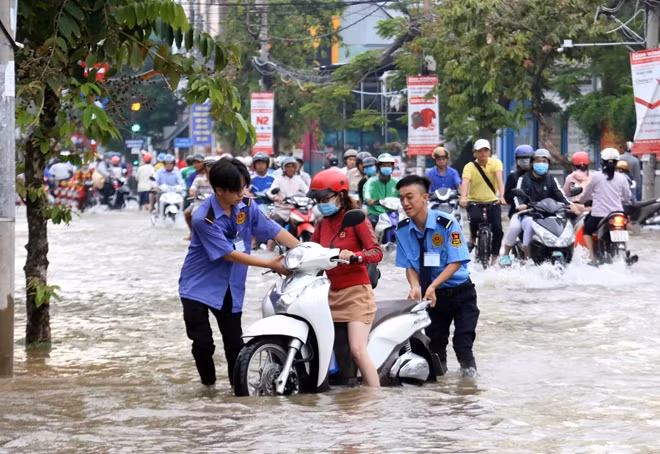 Ngoài nhiệm vụ đảm bảo an toàn nơi được phân công, thì 2 anh bảo vệ này còn kiêm luôn nhiệm vụ lội nước đẩy xe chết máy