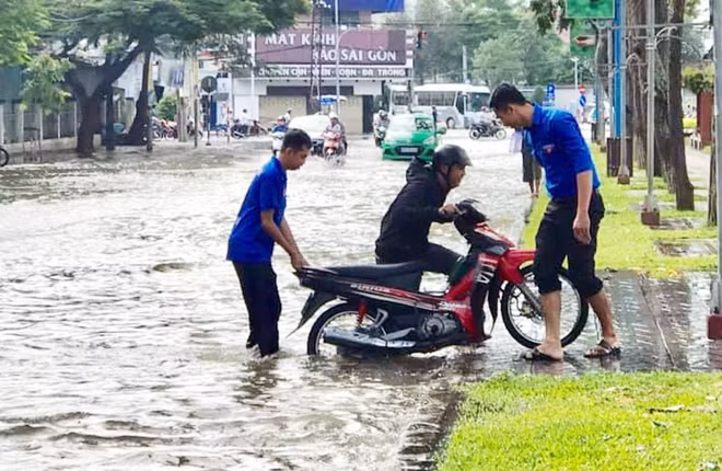 Đoàn viên thanh niên có mặt khắp mọi nơi để giúp đỡ người dân...