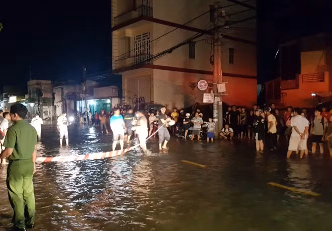 Người dân theo dõi vụ việc.