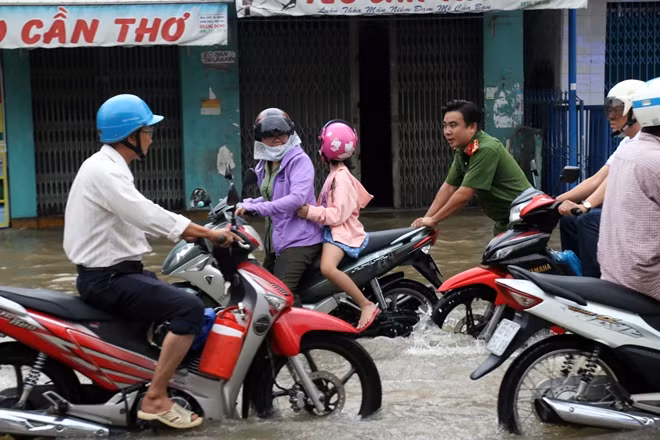 Hỗ trợ đồng đội "gặp khó" giữa đường...