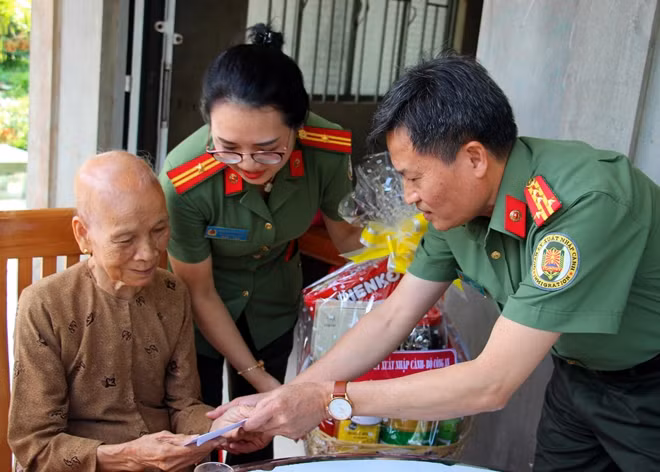 Đại tá Nguyễn Văn Can, Cục phó Cục Quản lý xuất nhập cảnh - Bộ Công an thăm hỏi tặng quà cho Mẹ VNAH Nguyễn Thị Nhãn.