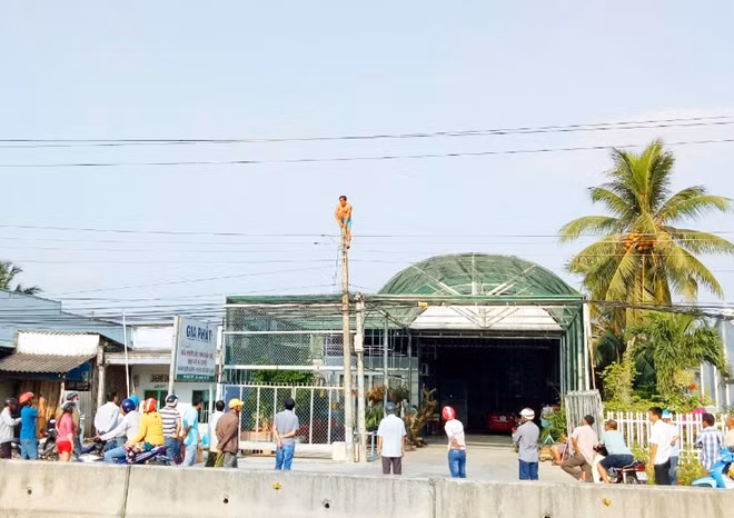 Nhiều người dân hiếu kì lo lắng theo dõi lực lượng chức năng giải cứu người đàn ông.