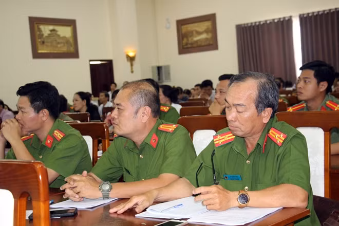 Các đại biểu tham luận tại Hội nghị.