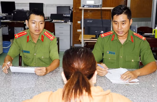 Trung úy Nguyễn Phú Tân (từ trái sang) cùng cán bộ Công an phường Hưng Phú chia sẻ, động viên chị T.