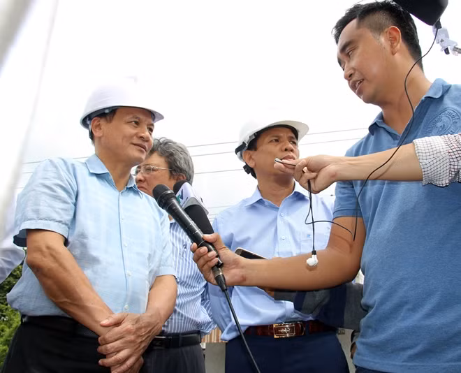 Thứ trưởng Bộ GTVT Nguyễn Nhật thông tin đến báo chí về hướng xử lý sự cố sạt lở trên Quốc lộ 91.
