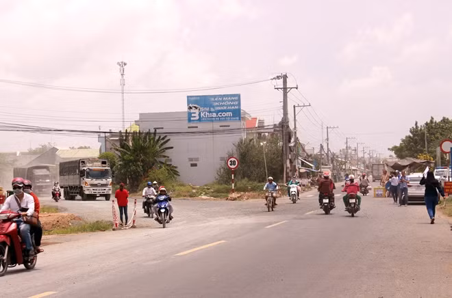 Hướng dẫn, điều tiết người dân lưu thông theo tuyến tránh để đảm bảo an toàn.