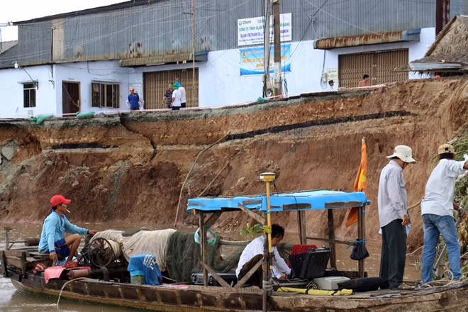Công tác đo đạc tại vị trí sạt lở.