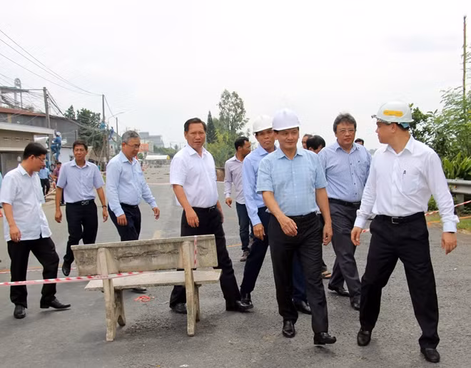 Thứ trưởng Bộ GTVT Nguyễn Nhật (hàng đầu, áo xanh) cùng đoàn công tác khảo sát tại vị trí sạt lở.