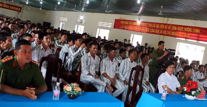 Các đại biểu, phạm nhân tham dự chương trình giao lưu trong văn nghệ.