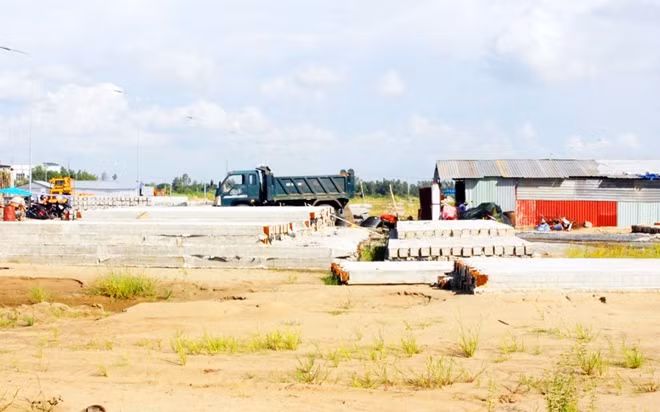 Dự án KĐTM huyện Thới Lai đang được triển khai thi công dù còn nhiều bất cập, bức xúc, quyền lợi của các hộ dân bị ảnh hưởng chưa được giải quyết thấu đáo.