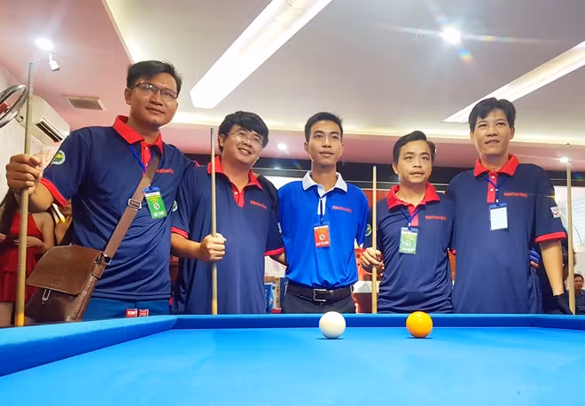 Các cặp đấu bắt đầu tranh tài.