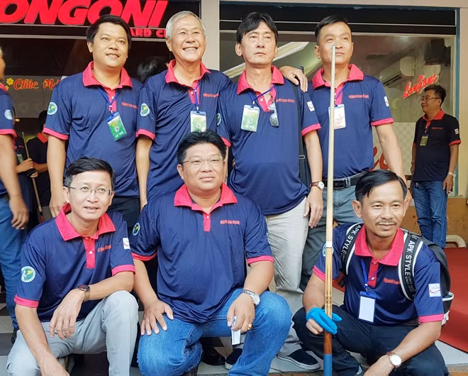 Các cơ thủ chụp hình kỷ niệm.