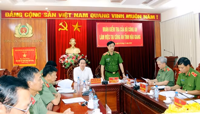 Thứ trưởng Nguyễn Duy Ngọc phát biểu tại buổi làm việc.