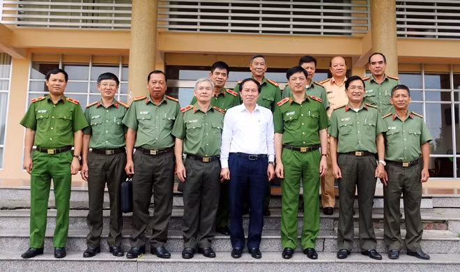 Thứ trưởng Nguyễn Duy Ngọc cùng lãnh đạo UBND tỉnh Hậu Giang và Đoàn công tác.