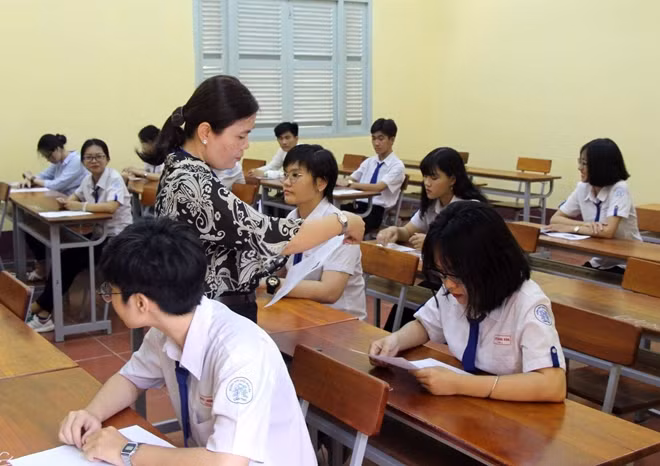 Cán bộ coi thi phổ biến quy chế cho thí sinh vào chiều 24-6.