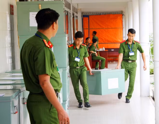Cán bộ làm công tác vận chuyển đề thi được tập huấn, phân công nhiệm vụ cụ thể, đúng quy định.