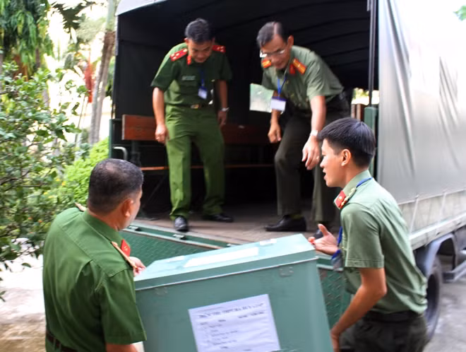 Công an TP Cần Thơ bảo đảm an toàn việc vận chuyển đề thi đến các điểm thi trên địa bàn thành phố.