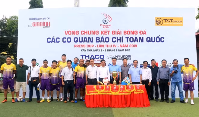 Đội bóng Liên quân Báo chí Cần Thơ chụp hình lưu niệm cùng BTC Press Cup 2019.