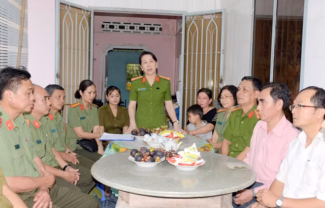 Đại tá Trần Thị Bé Nhân cho biết, CBCS Công an Bến Tre ra thi đua học tập tấm gương chiến đấu dũng cảm của hai anh Lương Văn Vũ và Trần Văn Minh, đảm bảo yên bình vì hạnh phúc của nhân dân.