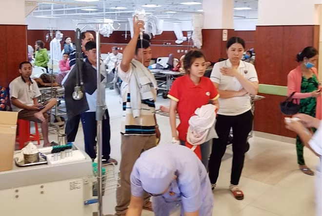 Nhiều công nhân được điều trị tại Bệnh viện Đa khoa Trung tâm An Giang vì có dấu hiệu ngộ độc thực phẩm.