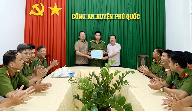Đại diện Huyện ủy, UBND huyện Phú Quốc trao khen thưởng Công an huyện Phú Quốc.