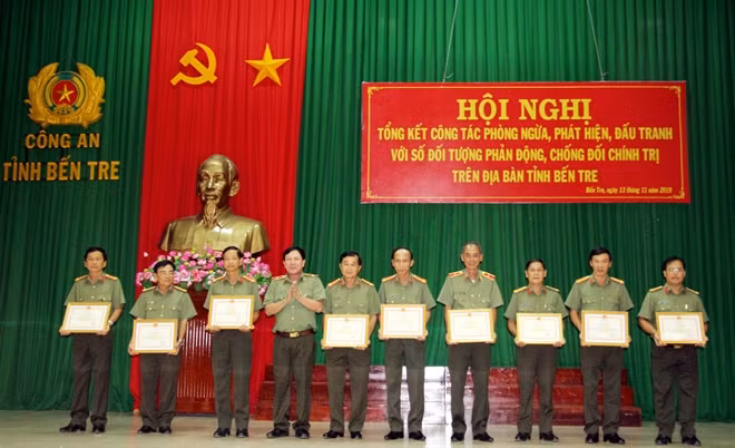 Đại diện Bộ Công an trao tặng Bằng khen cho các tổ chức, cá nhân.