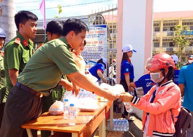 Công an huyện Mỹ Tú (tỉnh Sóc Trăng) phát cơm, nước suối cho các thí sinh.