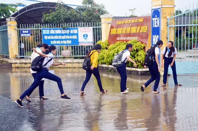 Dù mưa lớn nhưng các thí sinh vẫn thể hiện quyết tâm "qua ải" môn Toán.