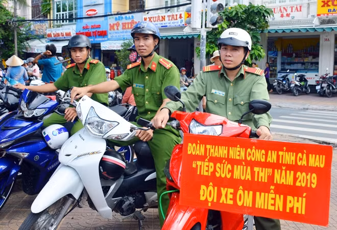Đội xe ôm tiếp sức mùa thi được Đoàn Thanh niên Công an tỉnh Cà Mau thành lập.