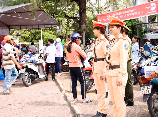 Lực lượng CSGT, CSTT luôn ứng trực tại các điểm thi để phân luồng điều tiết giao thông.