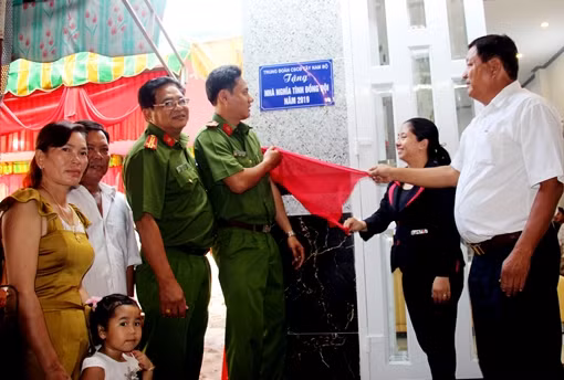 Trung đoàn CSCĐ Tây Nam Bộ bàn giao Nhà nghĩa tình đồng đội ảnh 4