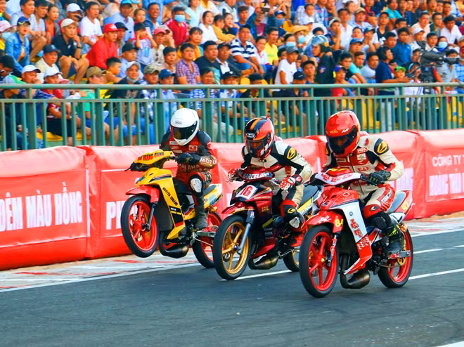 Các tay đua tranh tài quyết liệt.