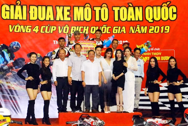 BTC trao giải cho các tay đua xuất sắc.