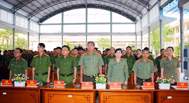 Các đại biểu tham dự lễ bế giảng.