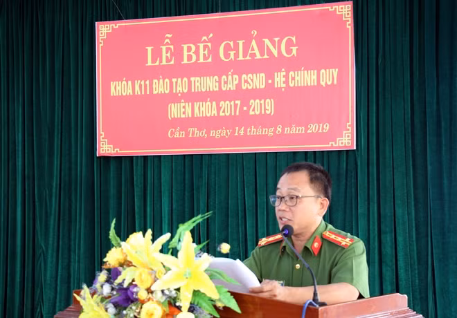 Đại tá Nguyễn Văn Quốc – Phó Hiệu trưởng trường Trung cấp CSND III phát biểu tại lễ bế giảng.