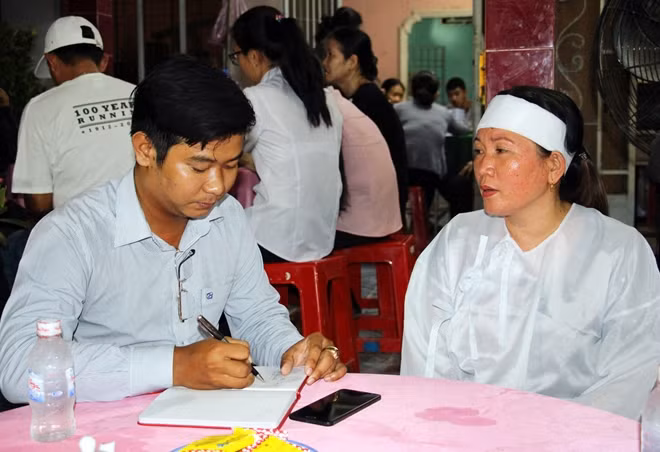 PV Báo CAND chia sẻ, trò chuyện cùng chị Hằng.