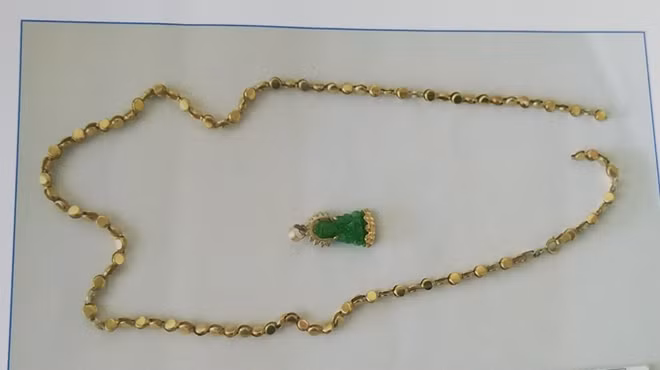 Dây chuyền vàng của nạn nhân.