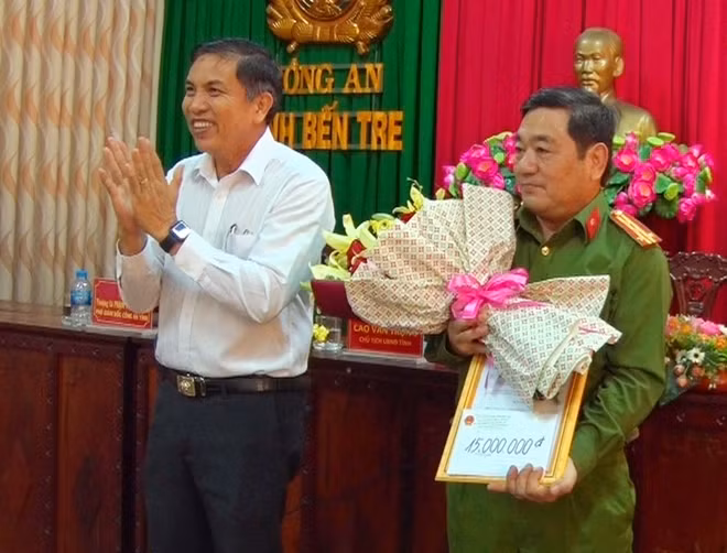 Chủ tịch UBND tỉnh Bến Tre Cao Văn Trọng trao khen thưởng cho Công an tỉnh Bến Tre.
