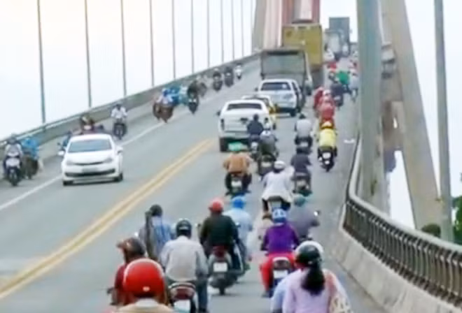 Lượng xe qua cầu Rạch Miễu tăng cao vào dịp lễ, tết và các ngày thứ bảy, chủ nhật dễ gây ùn tắc giao thông.