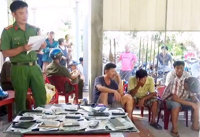 Các đối tượng và tang vật.
