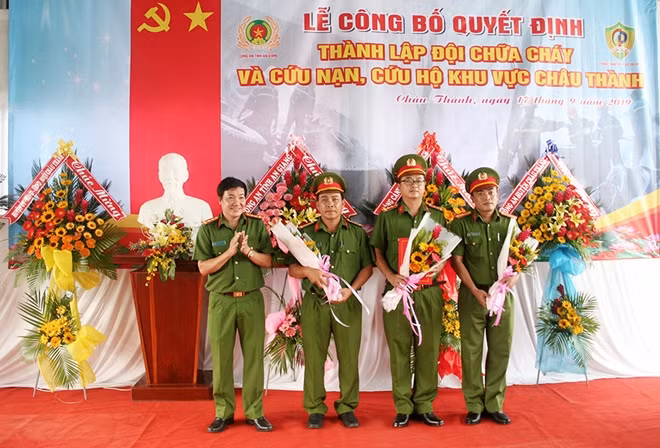 Đại tá Lâm Thành Sol, Phó Giám đốc Công an tỉnh trao quyết định cho Ban Chỉ huy Đội chữa cháy và cứu nạn, cứu hộ khu vực huyện Châu Thành.