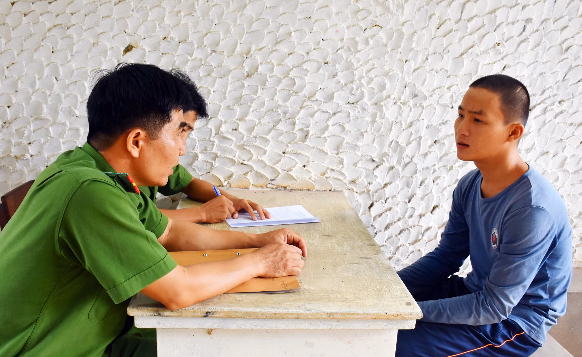Chiếc micro oan nghiệt ảnh 2