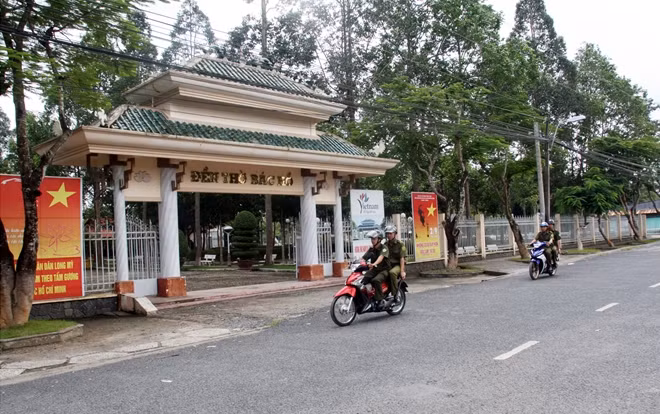 Lực lượng Công an xã Lương Tâm (huyện Long Mỹ, tỉnh Hậu Giang) tuần tra đảm bảo ANTT khu Đền thờ Bác Hồ và trên địa bàn.