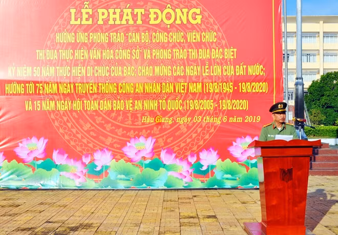 Thượng tá Huỳnh Việt Hòa, Phó Giám đốc Công an tỉnh Hậu Giang phát biểu tại Lễ phát động.