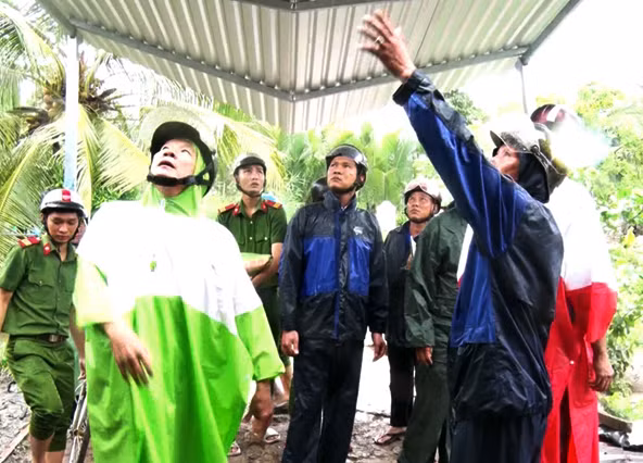 Lực lượng Công an phối hợp cùng các ngành chức năng giúp người dân sửa chữa nhà cửa, sớm ổn định cuộc sống trở lại.