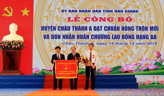 Huyện Châu Thành A nhận Cờ thi đua xuất sắc của Chính phủ trong phong trào xây dựng NTM.